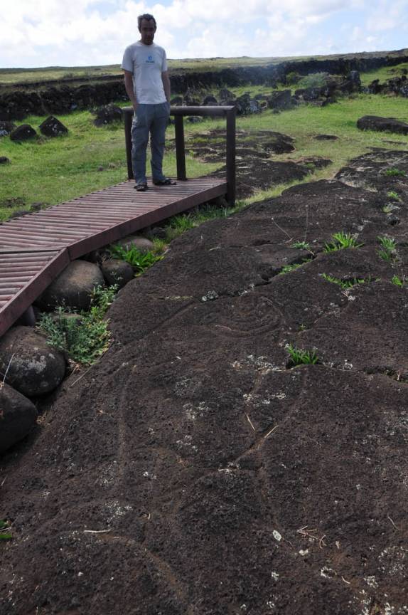 Na área de Tongariki, petroglifos da antiga civilização de Rapa Nui (ou Ilha de Páscoa), território chileno no meio do Oceano Pacífico